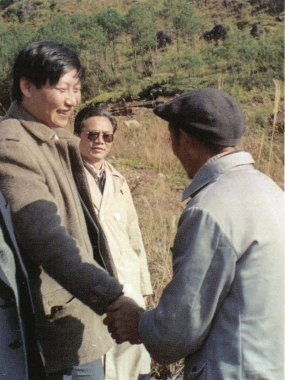 1989年1月，習(xí)近平到周寧縣走訪種林專業(yè)戶。（圖源：《習(xí)近平在寧德》）