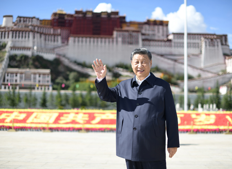 2021年7月22日，習(xí)近平在布達(dá)拉宮廣場(chǎng)考察時(shí)，向游客和當(dāng)?shù)厝罕姄]手致意。