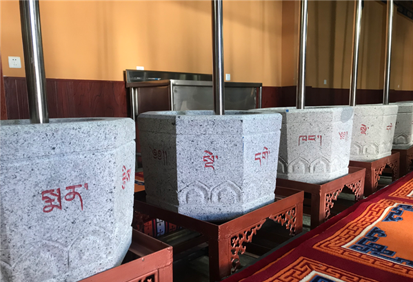 圖為藏醫(yī)院的藏藥加工地。.png