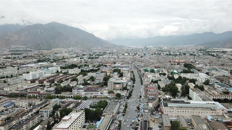8月10日無人機(jī)拍攝的拉薩城市一景。新華社記者 王益亮 攝.jpg