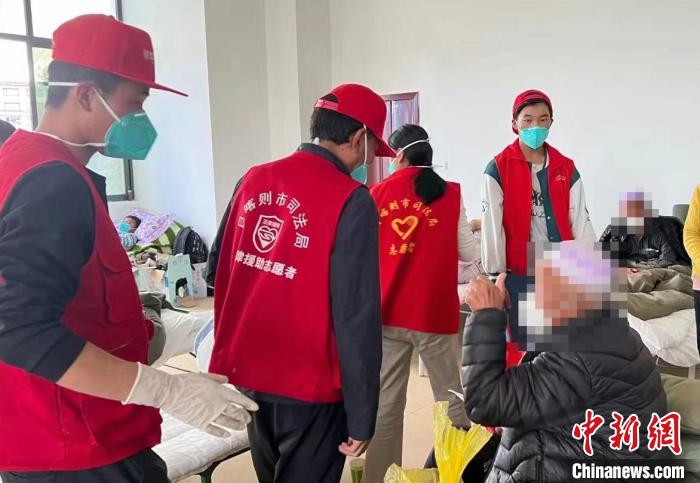 圖為得到妥善安置周到的服務(wù)，患者向志愿者豎起大拇指?！∪湛t市委宣傳部供圖