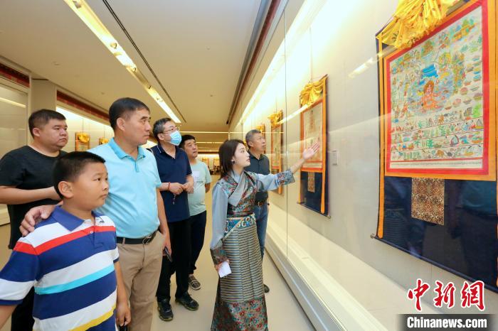 “藏韻瑰寶”藏醫(yī)四部醫(yī)典唐卡珍品展現(xiàn)場?！⒖∩n 攝