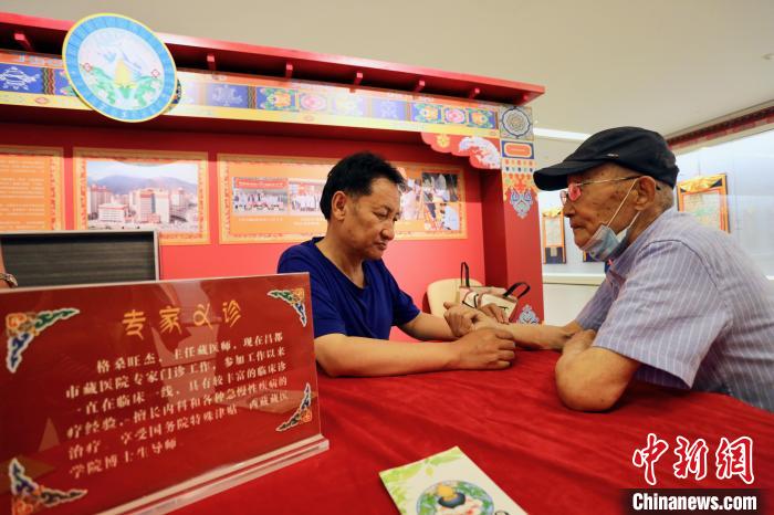 “藏韻瑰寶”藏醫(yī)四部醫(yī)典唐卡珍品展在天津美術(shù)館展出，展覽現(xiàn)場藏醫(yī)專家義診受歡迎。　劉俊蒼 攝