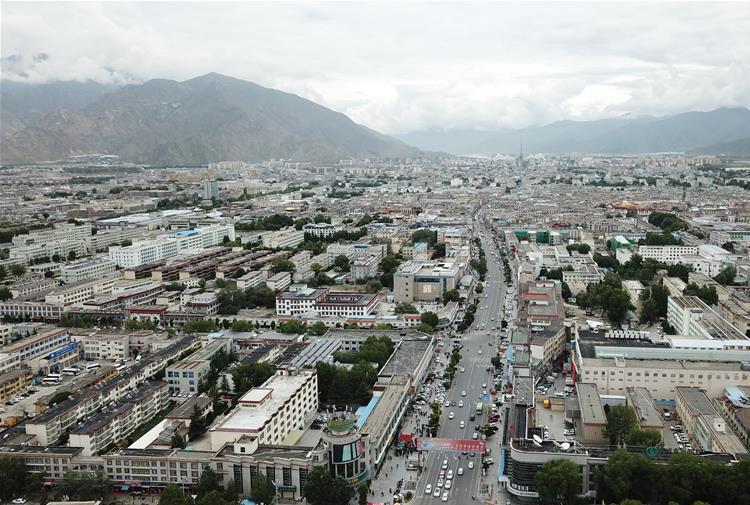 8??10日無人機(jī)拍攝的拉薩城市一景???新華社記??? 王益?? ??.jpg