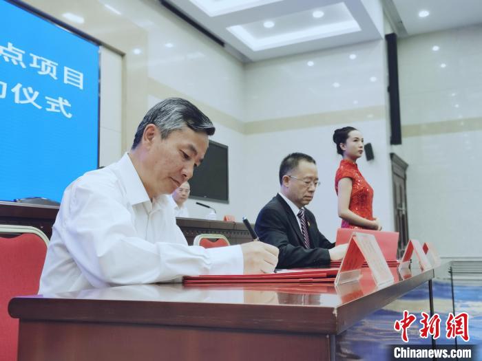 圖為青海省副省長(zhǎng)匡湧(左)簽訂合作共建區(qū)域醫(yī)療中心框架協(xié)議?！?zhí)砀?攝