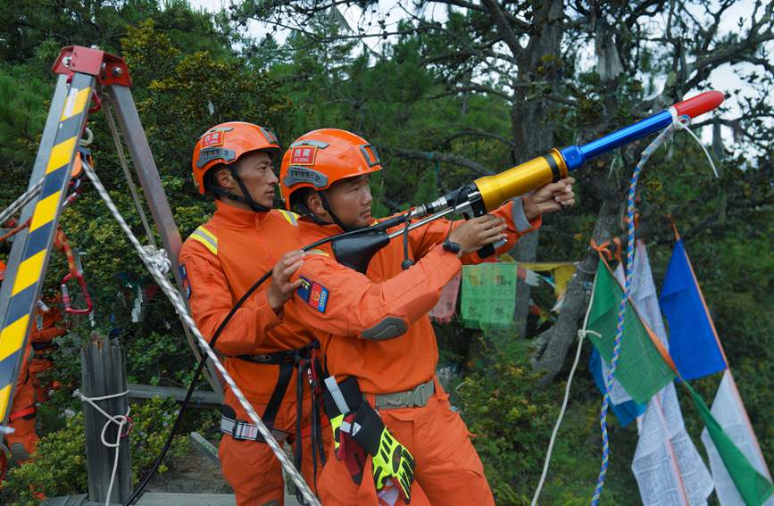 發(fā)射拋投器 。西繞拉翁攝