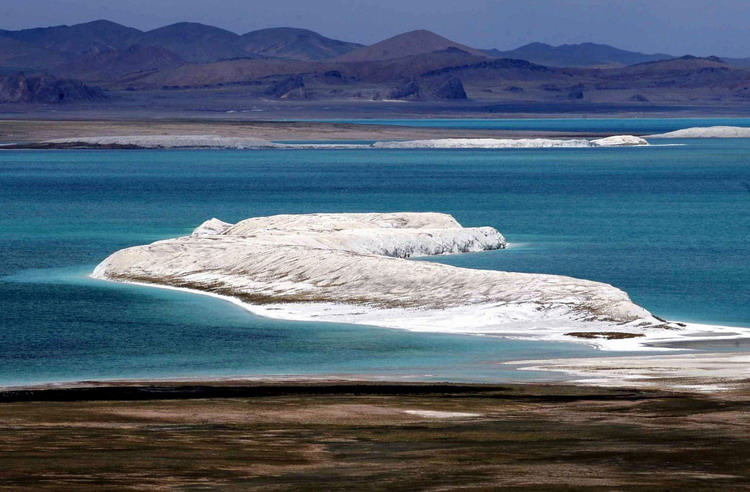 這是班戈錯鹽湖。白色的是鹽類礦物結晶體（唐召明2009年攝）.jpg