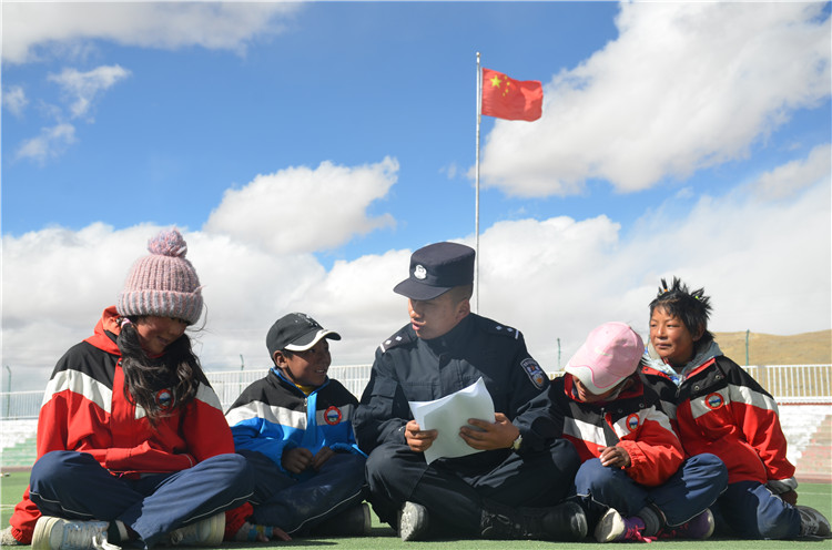 圖為帕羊邊境派出所民警在轄區(qū)學(xué)校宣講全會(huì)精神。李忠勤 攝_副本.jpg