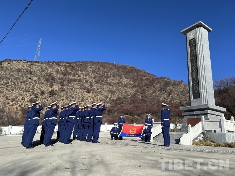 圖為 森林消防員隊員正在進行重溫入隊誓詞.jpg