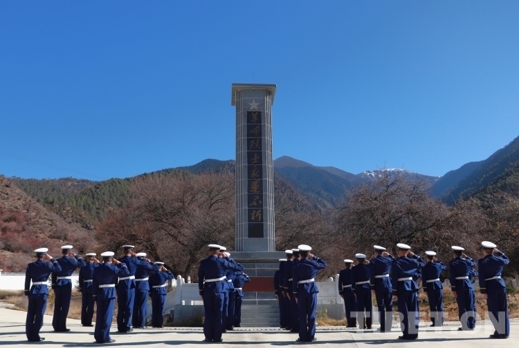 圖為 向革命烈士致敬.JPG