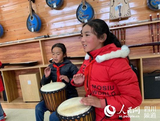 民族樂(lè)器興趣小組的學(xué)生們正在練習(xí)音樂(lè)。（高婉汀 攝）