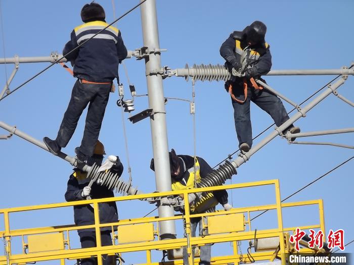 世界首條鹽湖鐵路上“蜘蛛俠”的堅守