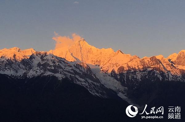 迪慶梅里雪山“日照金山”景觀。（供圖）