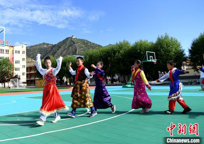 四川松潘一小學(xué)開設(shè)“非物質(zhì)文化遺產(chǎn)”文化課程