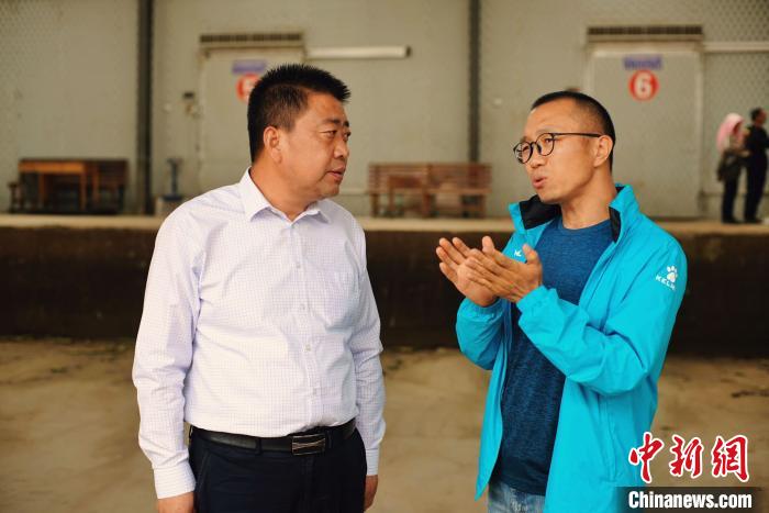 天?？h委書記李鵬(左)接受自媒體“碼頭青年”主編林飛(右)采訪?！￡I道華 攝