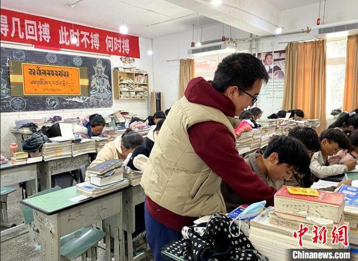 學(xué)生在免費(fèi)輔導(dǎo)班上課?！∧岈敵?攝