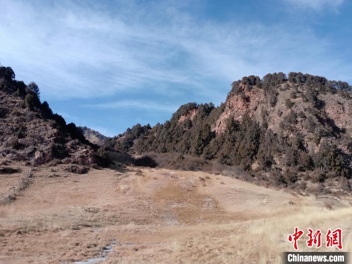 圖為坎布拉外圍地區(qū)的古火山口。孫揚益 供圖 孫揚益 供圖 攝