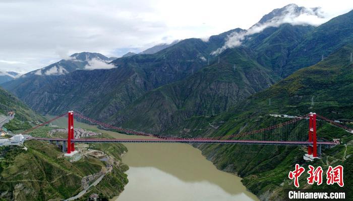 圖為雅康高速瀘定大渡河大橋?！⒅铱?攝