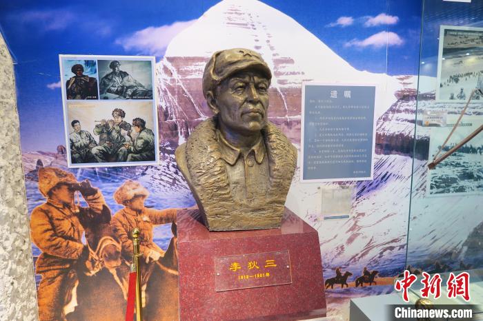 圖為南疆軍區(qū)某合成團1連榮譽室，雕像是進藏先遣英雄連總指揮李狄三。　楊程晨 攝