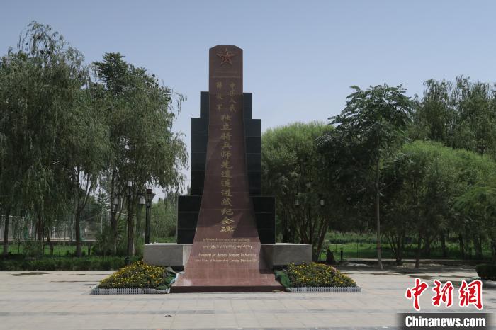 圖為位于于田縣中心的中國人民解放軍獨立騎兵師先遣連進藏紀(jì)念碑?！畛坛?攝