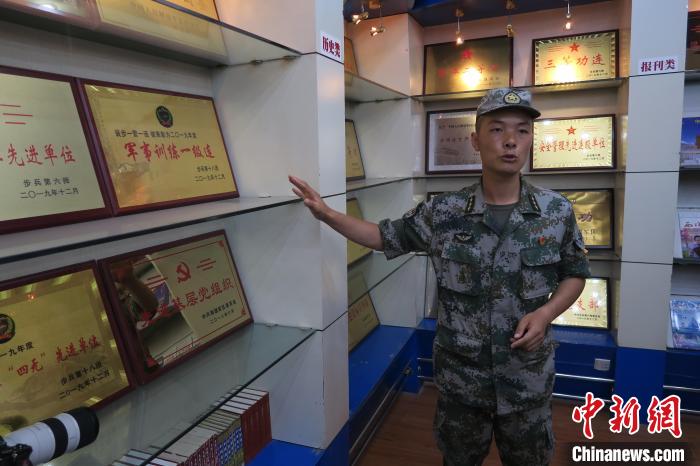 圖為南疆軍區(qū)某合成團1連連長齊楠。　楊程晨 攝