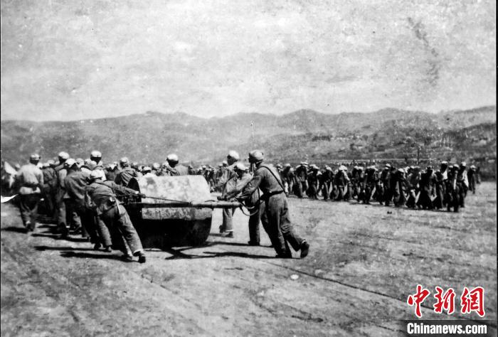 十八軍戰(zhàn)士修建機(jī)場(chǎng)跑道。(歷史圖片由十八軍后代張小康提供，劉炳科翻拍)