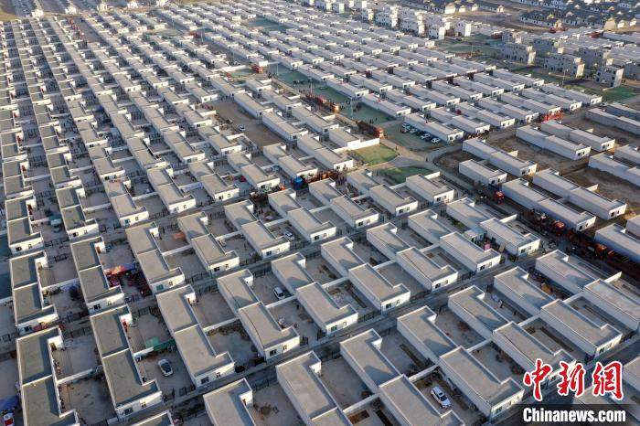 圖為蘭州新區(qū)移民安置區(qū)。　丁凱 攝