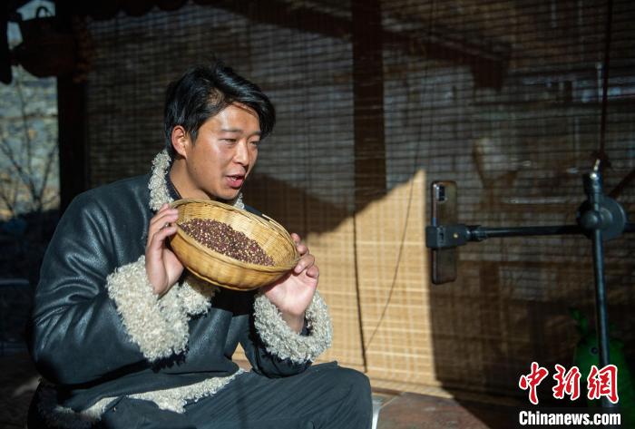 洛桑在鏡頭前介紹家鄉(xiāng)特產?！⒅铱?攝