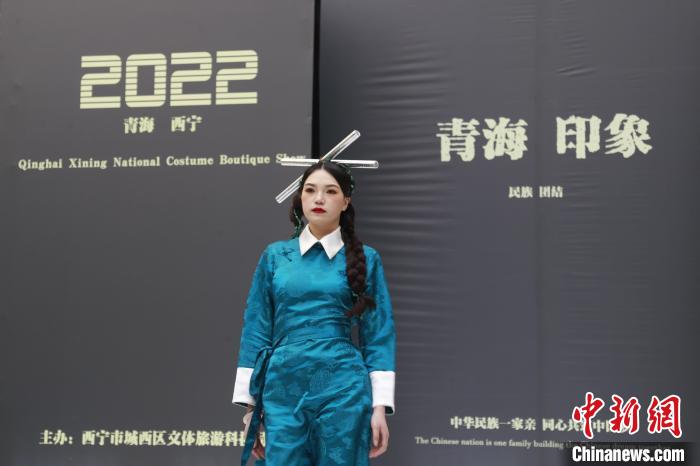 圖為模特展示少數(shù)民族服飾?！●R銘言 攝