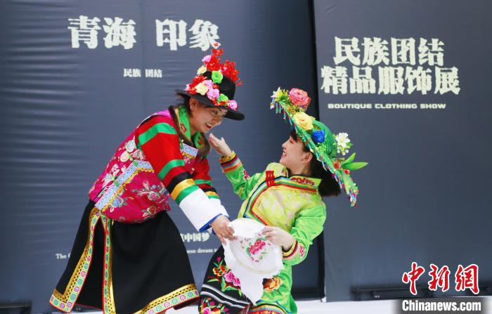 圖為模特身穿土族服飾進行“土族刺繡”表演?！●R銘言 攝