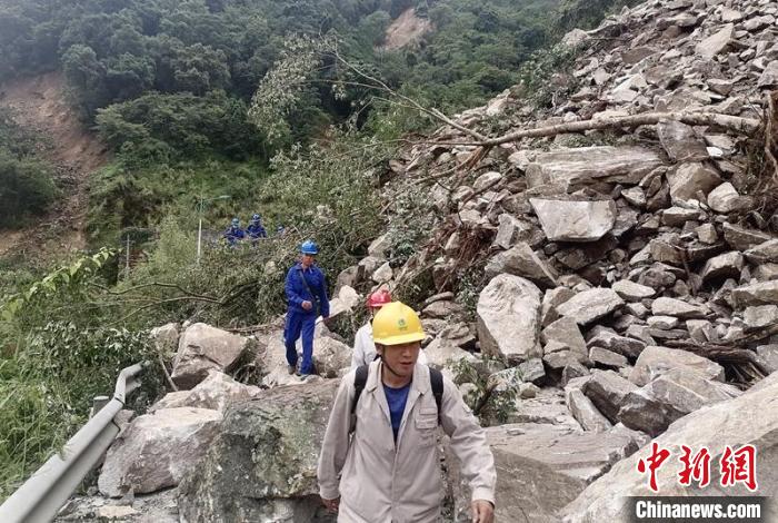 電力搶險(xiǎn)人員徒步通過垮塌路段。　四川電力供圖