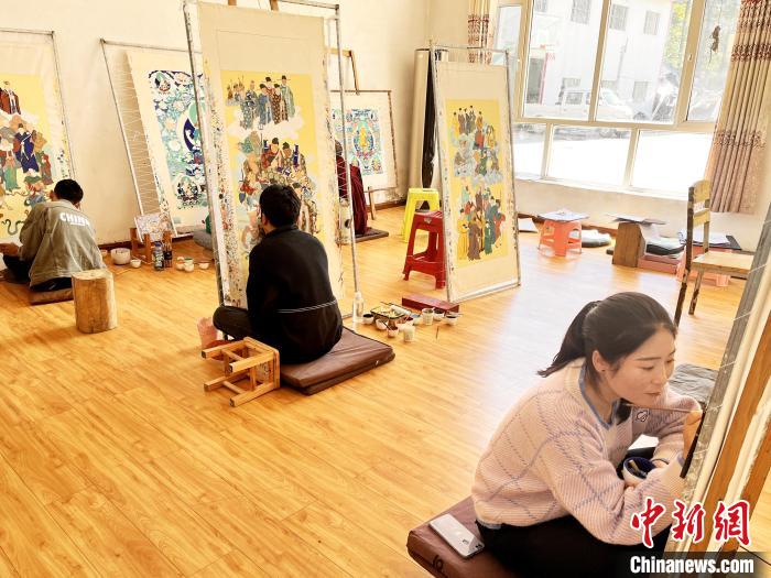 圖為畫室內(nèi)學(xué)徒練習(xí)繪畫唐卡?！●R文莉 供圖