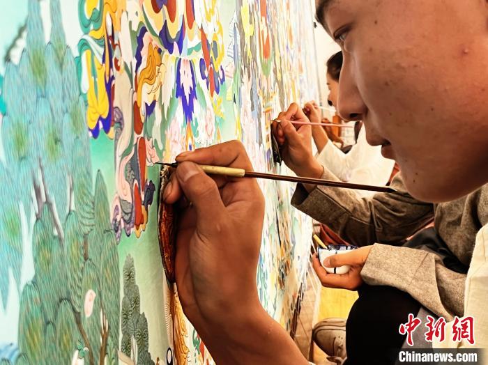 圖為畫師繪畫唐卡?！●R文莉 供圖