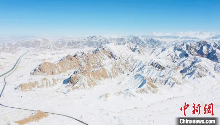 圖為無人機(jī)航拍高原雪景?！《继m縣融媒體中心供圖