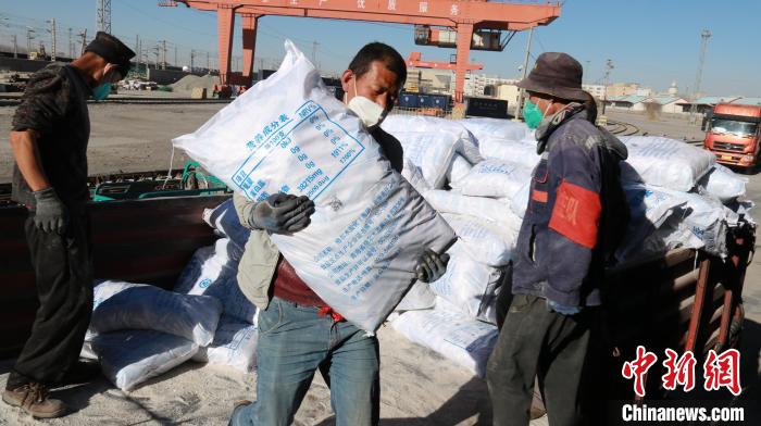 圖為裝卸人員將食鹽從汽車倒裝到火車上。　李生燕 攝