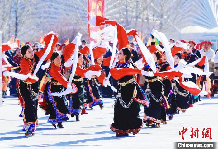 圖為玉樹群眾在廣場內(nèi)載歌載舞?！●R銘言 攝