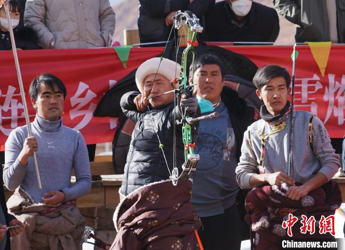 圖為藏族民眾比拼射箭技藝?！●R銘言 攝