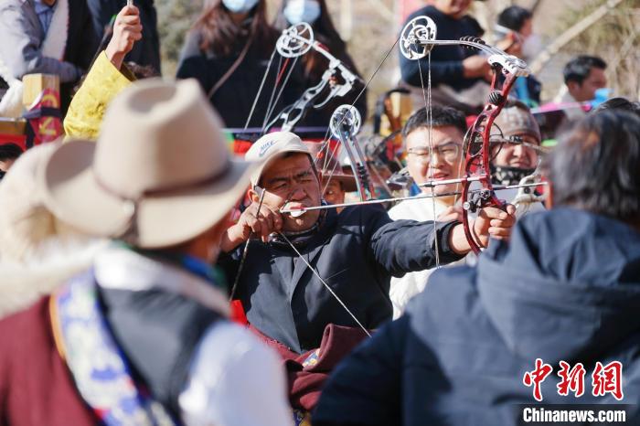 圖為藏族民眾比拼射箭技藝?！●R銘言 攝