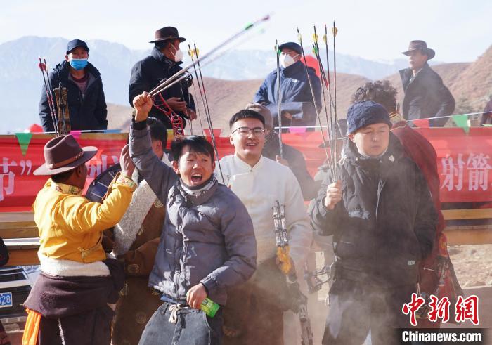 圖為藏族民眾跺腳歡呼慶祝弓箭手射中靶心。　馬銘言 攝