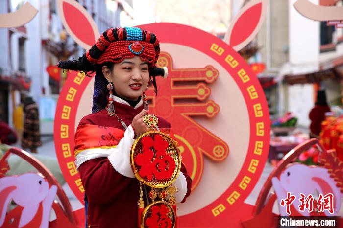 身著嘉絨藏族服飾的丹巴女孩送祝福?！〖o 攝