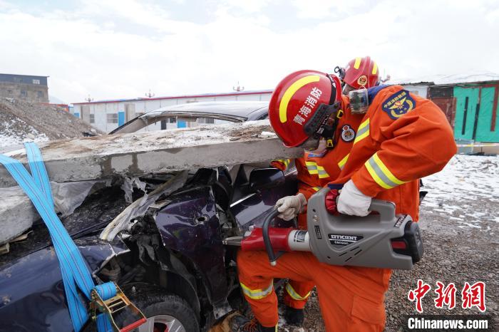 圖為地震實(shí)戰(zhàn)拉動(dòng)現(xiàn)場(chǎng)，參演人員進(jìn)行車輛破拆?！∮駱湎拦﹫D