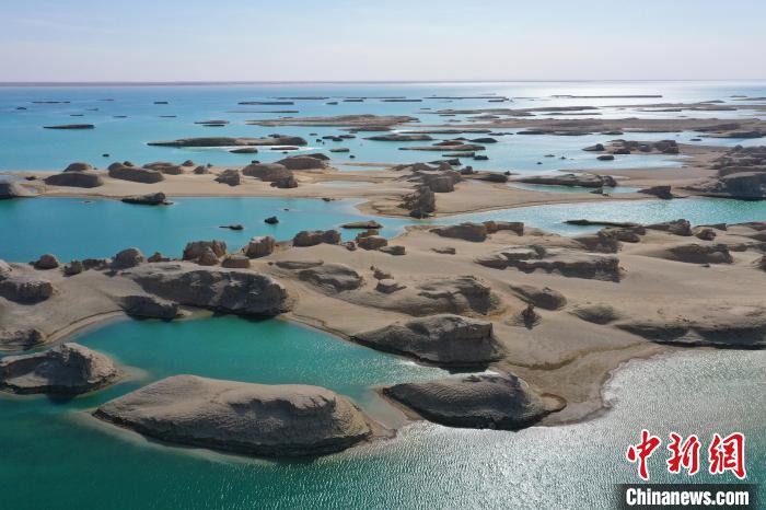 航拍青海大柴旦烏素特水上雅丹奇特景觀?！●R銘言 攝