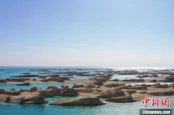 航拍青海大柴旦烏素特水上雅丹奇特景觀?！●R銘言 攝