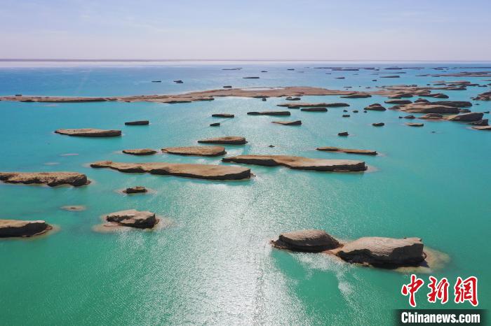 航拍青海大柴旦烏素特水上雅丹奇特景觀。　馬銘言 攝