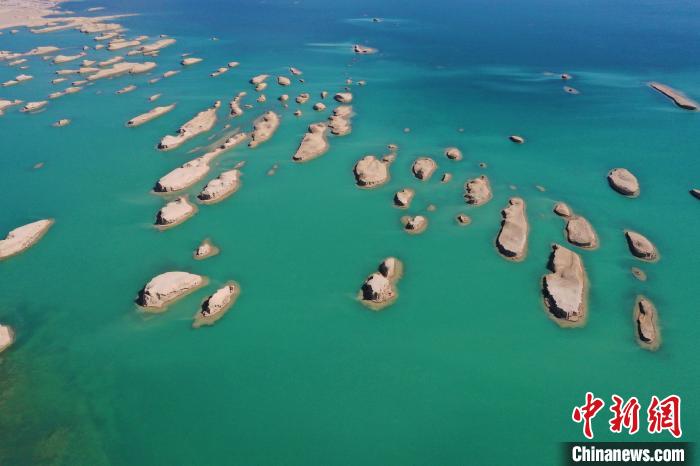 航拍青海大柴旦烏素特水上雅丹奇特景觀?！●R銘言 攝
