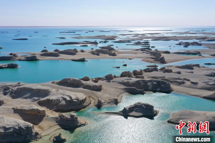 航拍青海大柴旦烏素特水上雅丹奇特景觀?！●R銘言 攝