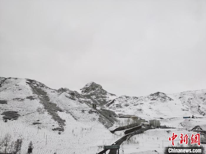 圖為青海省東南部的青沙山區(qū)域銀裝素裹?！?zhí)砀?攝