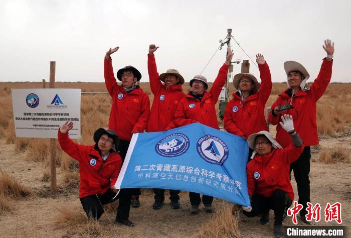 經(jīng)過不懈努力，格爾木濕地站終于建成，第二次青藏科考中科院空天院分隊向航拍無人機(jī)揮手合影?！?lt;a target='_blank' href='/'><p  align=