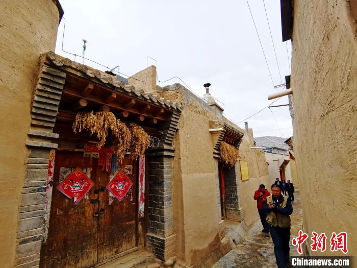 圖為古堡內相互貫通的巷道?！?zhí)砀?攝