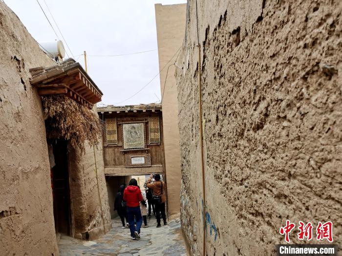 圖為古堡內的巷道。　張?zhí)砀?攝